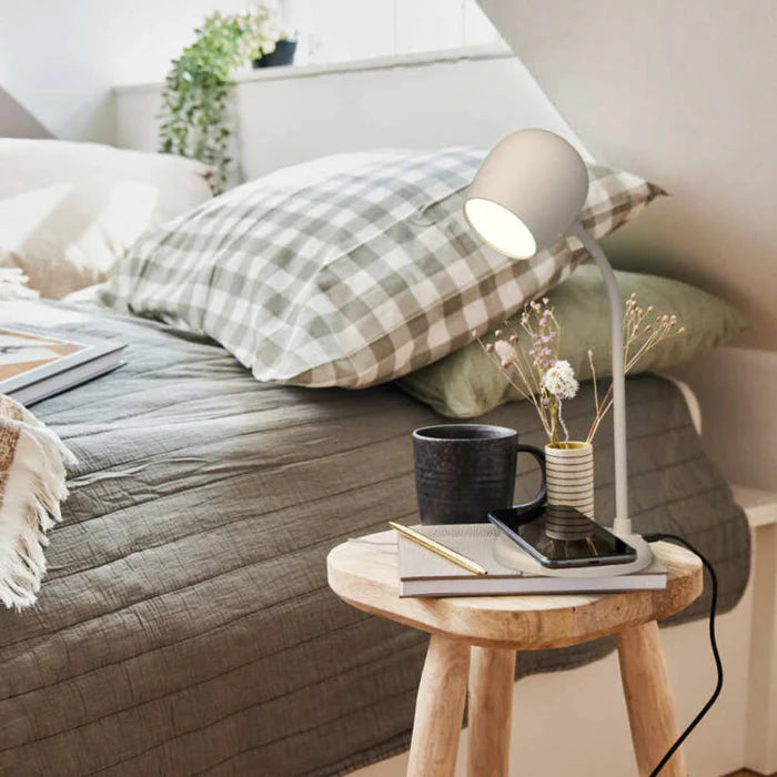 LED-lampa med trådlös laddare och högtalare