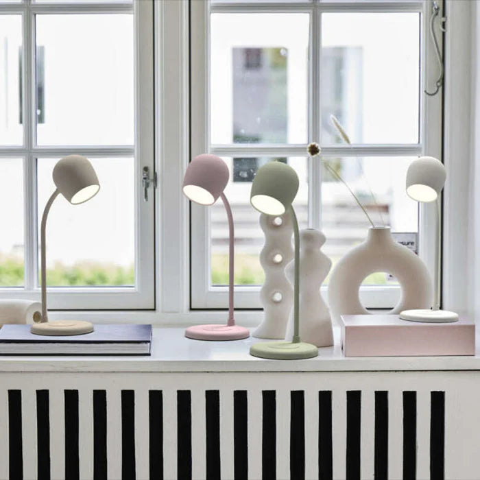 LED-lampa med trådlös laddare och högtalare