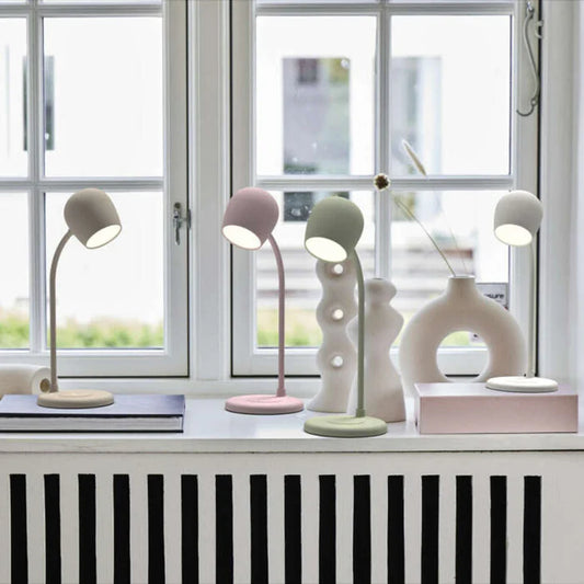 LED-lampa med trådlös laddare och högtalare