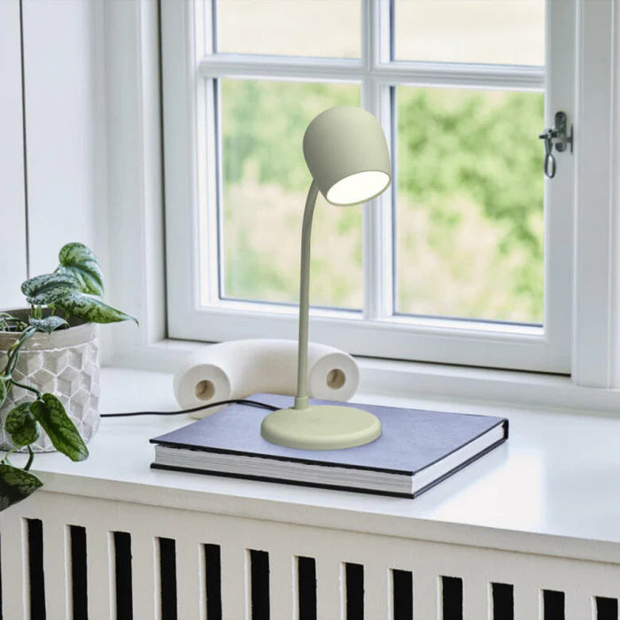 LED-lampa med trådlös laddare och högtalare